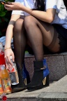 很清爽的時尚黑丝美女 [谭氏街拍]